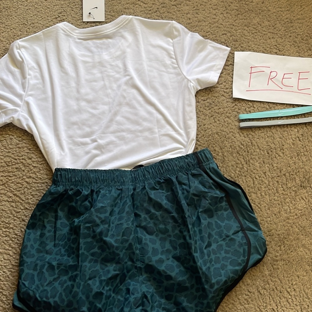 Nike 🔥 BUNDLE   Shorts , legend Top and Sweat bands - Picture 8 of 8